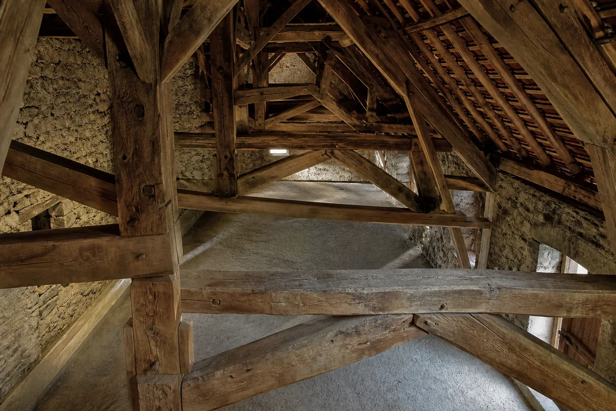Charpente ancienne de grange jurassienne, fermes en chêne et volume ouvert sous toiture